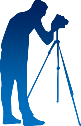 三脚で撮影する人物のシルエット画像